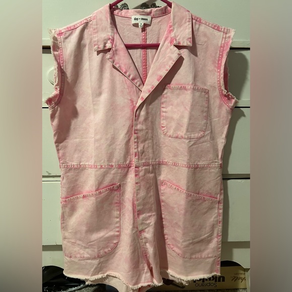 it is a medium but fits like a large - Picture 2 of 3